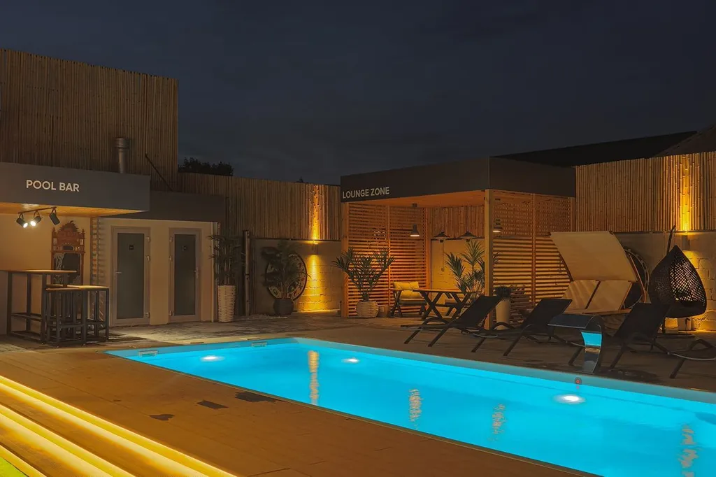 Бассейн с подогревом и лаундж зоной