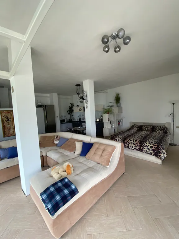 Большая студия с видом на море с панорамными окнами