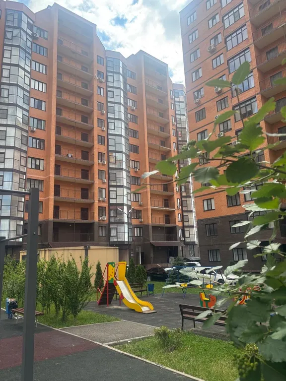Новая квартира с видом на город и горы