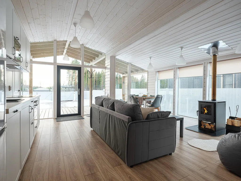 Уютный семейный дом с камином