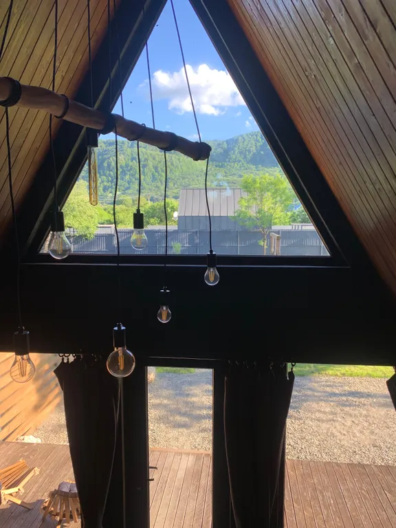 Дом А-фрейм с видом на горы и пруд