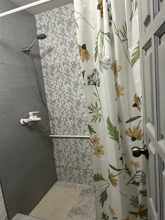 Небольшой уютный домик у пруда