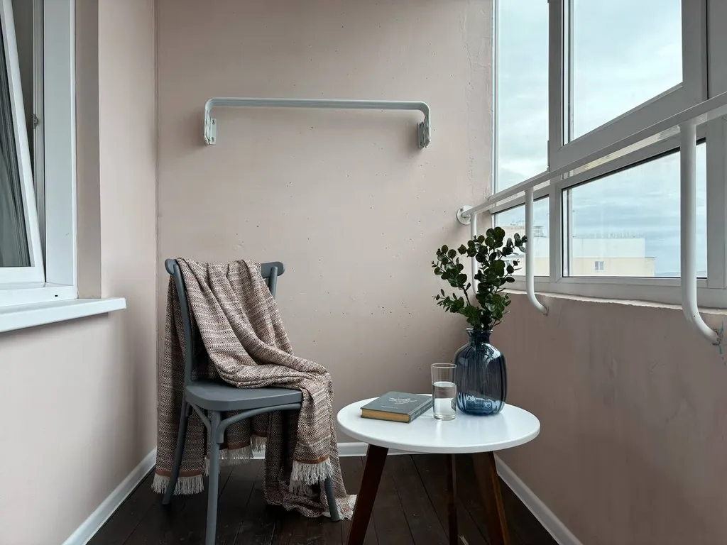 Студия с видом на город