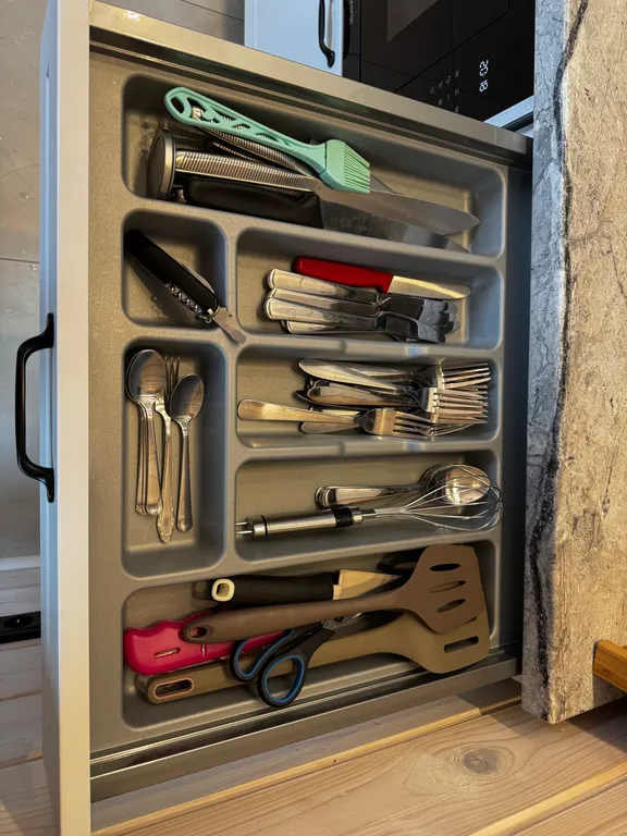 Дом на берегу озера и моря