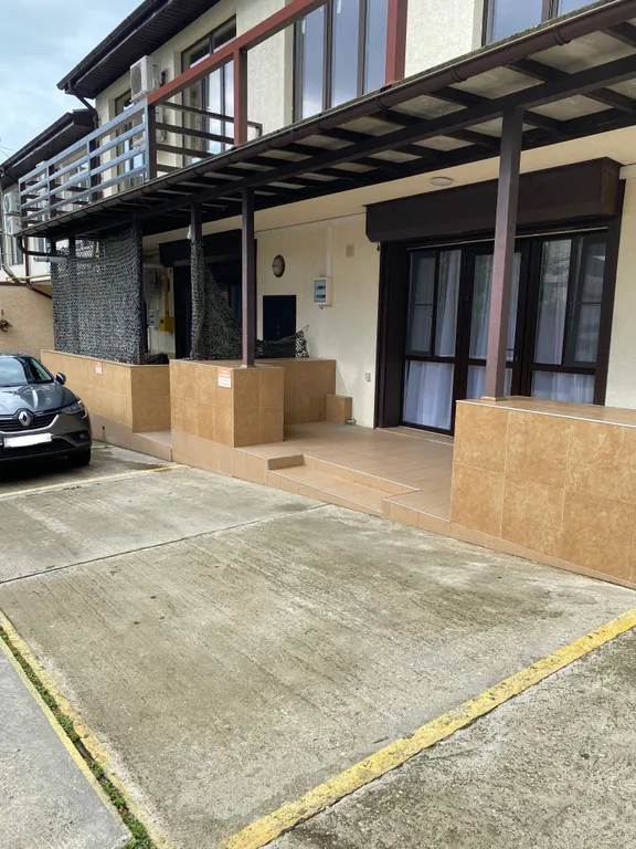 Таунхаус с крыльцом, зоной отдыха и парковкой