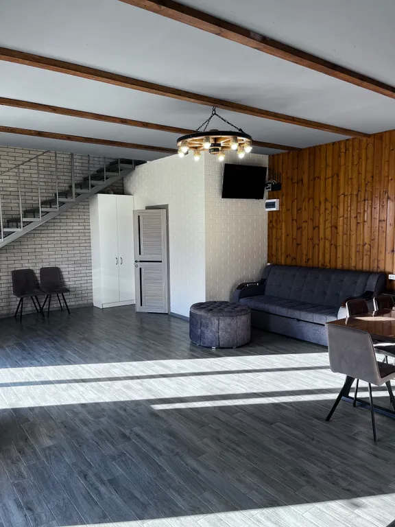 Красивый дом с видом на горы и реку