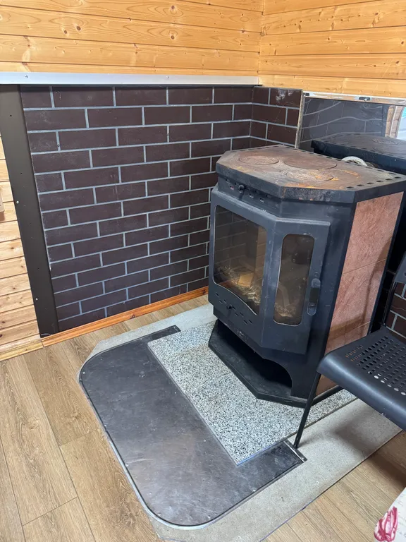 Домик прямо на берегу реки в Карелии