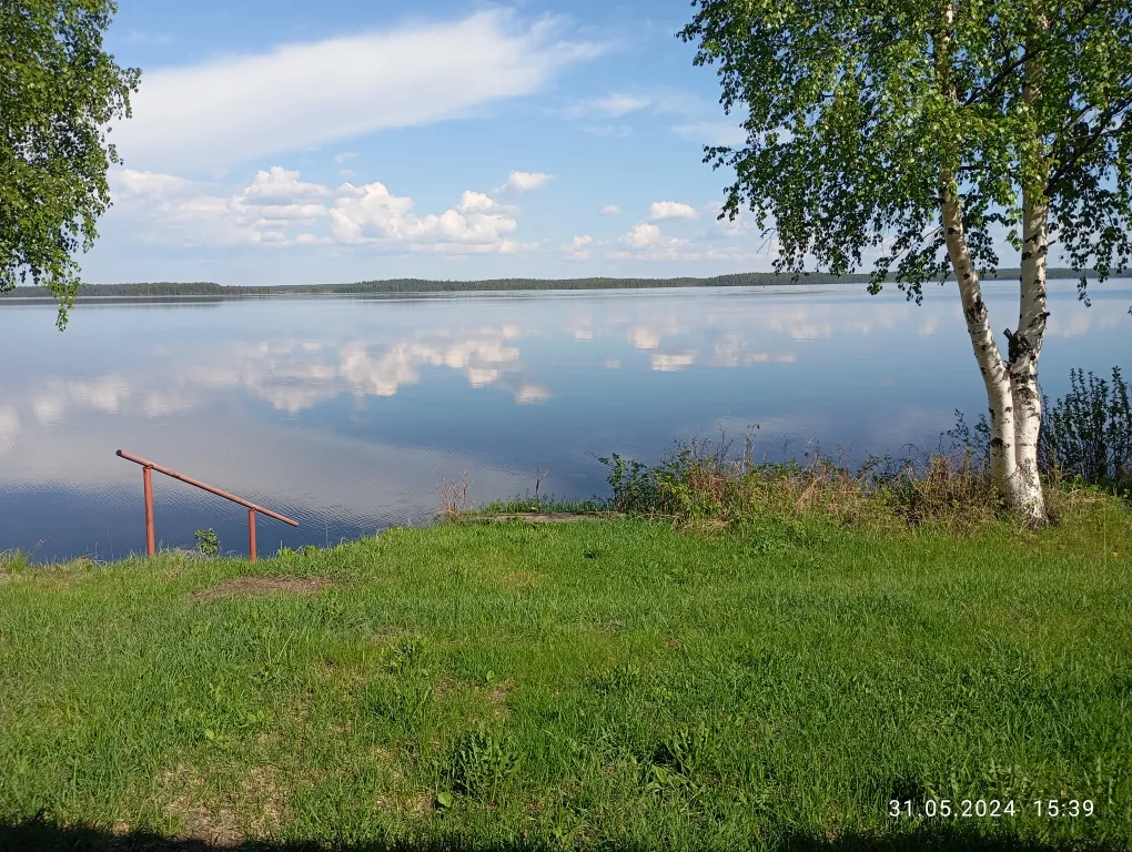 Благоустроенный дом на берегу с баней и катером