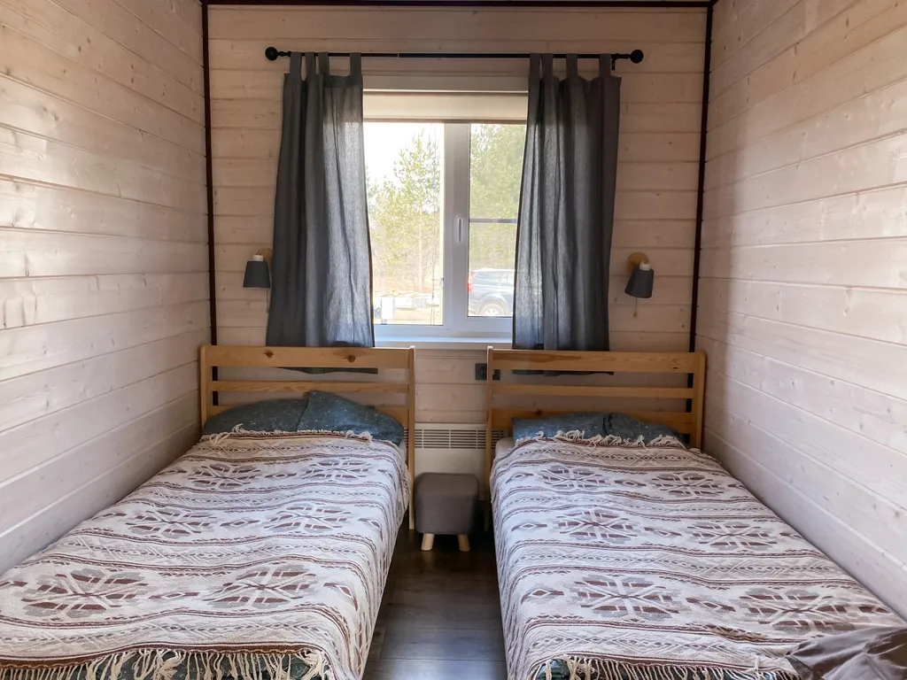 Дом в скандинавском стиле на берегу реки