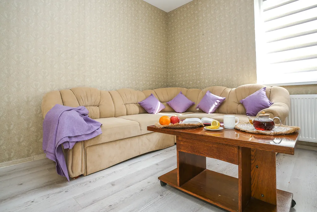 Светлая двухкомнатная квартира в тихом зелёном районе