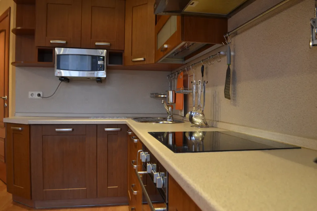 Студийного плана двухкомнатная квартира в доме над рестораном Тундра