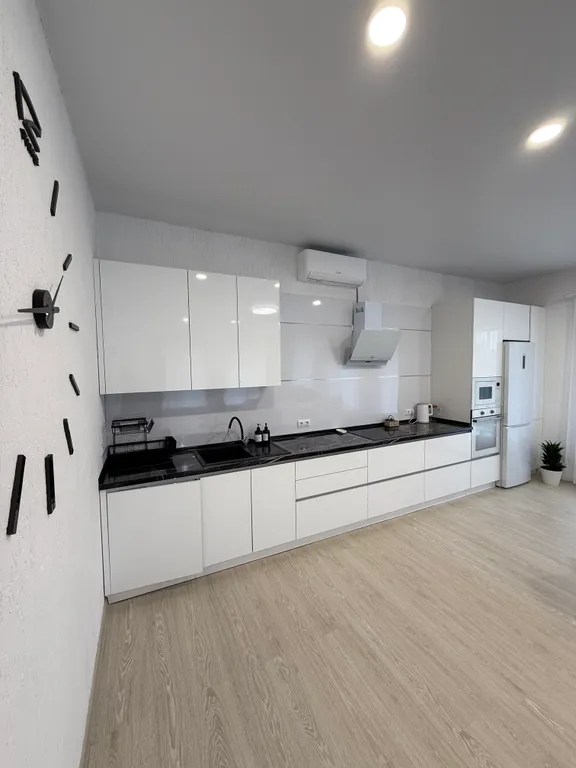 Дом на берегу реки с баней