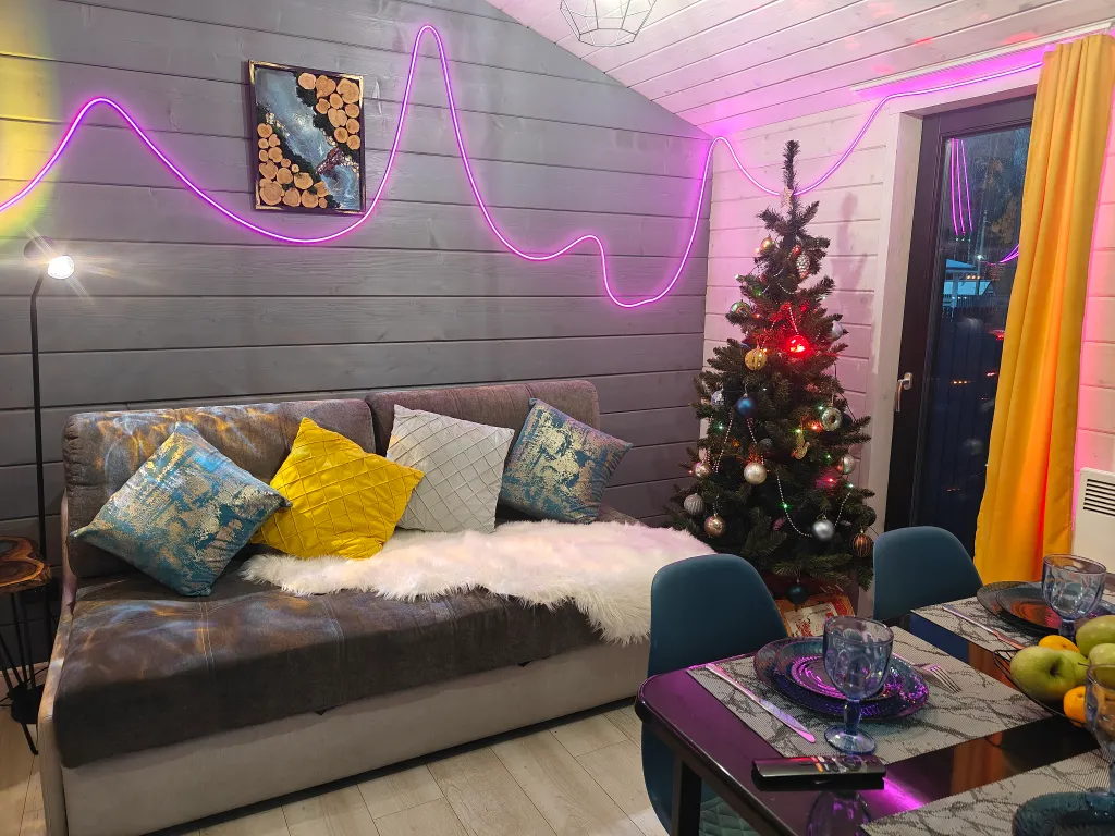 Панорамный коттедж с сауной у леcа