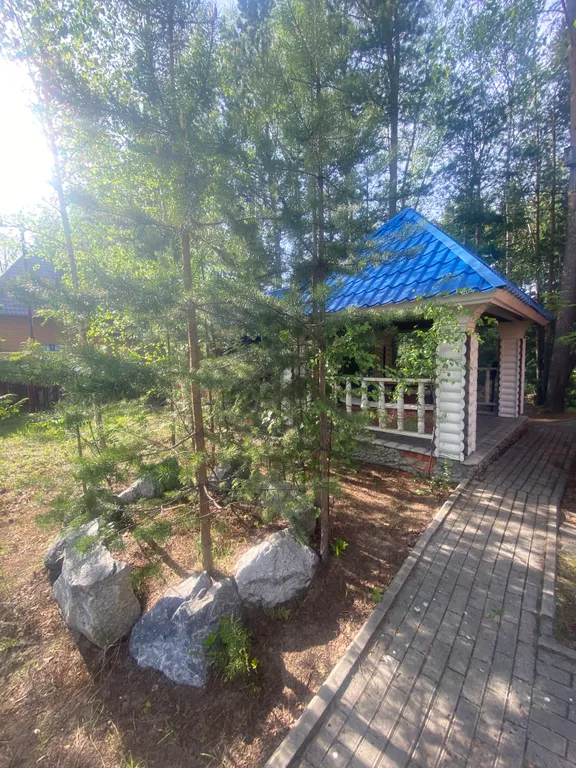 Уютный домик на берегу реки