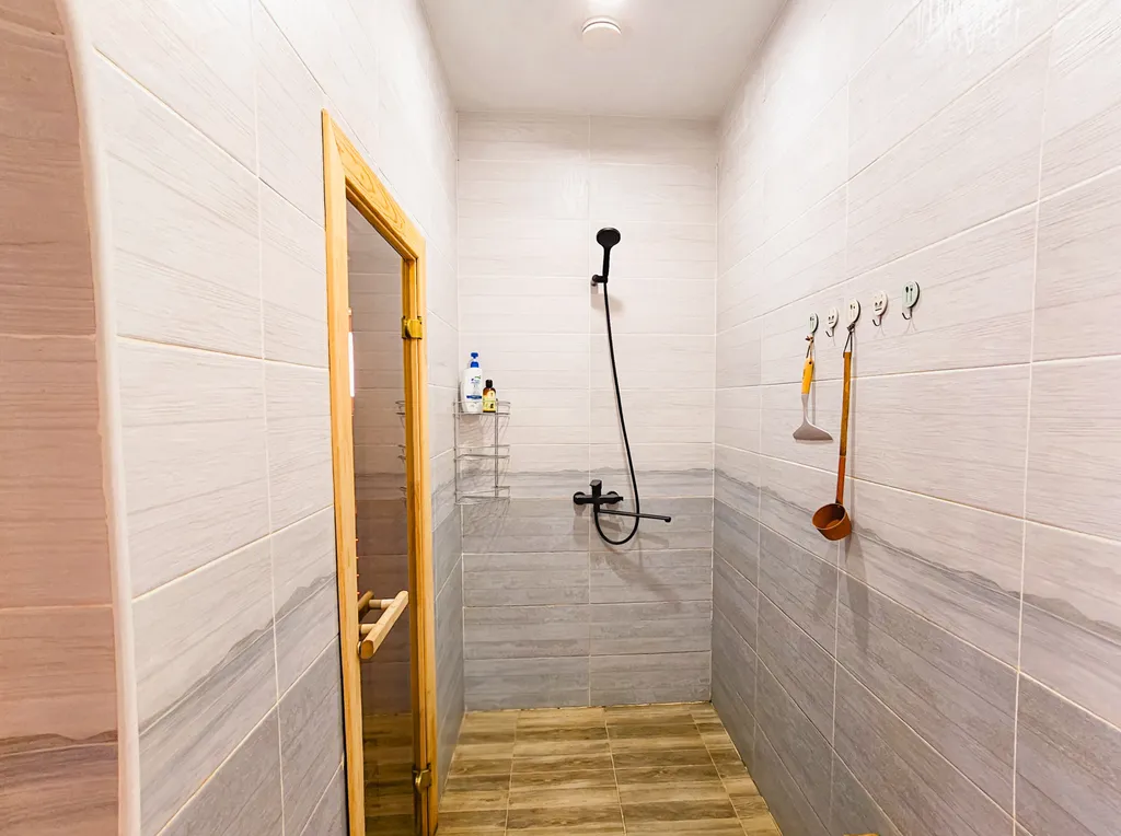 Просторный дом с баней и настольным теннисом в городе