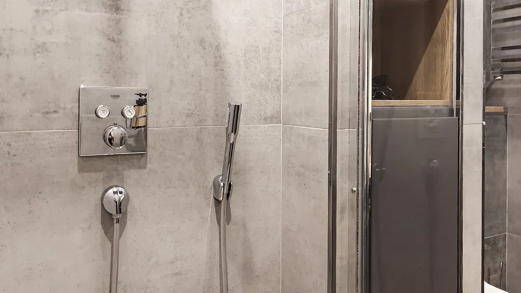 Современный красивый апартамент со спальней. Панорама на горы. Центр.