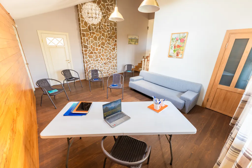 Белый коттедж с баней и бассейном рядом с озером