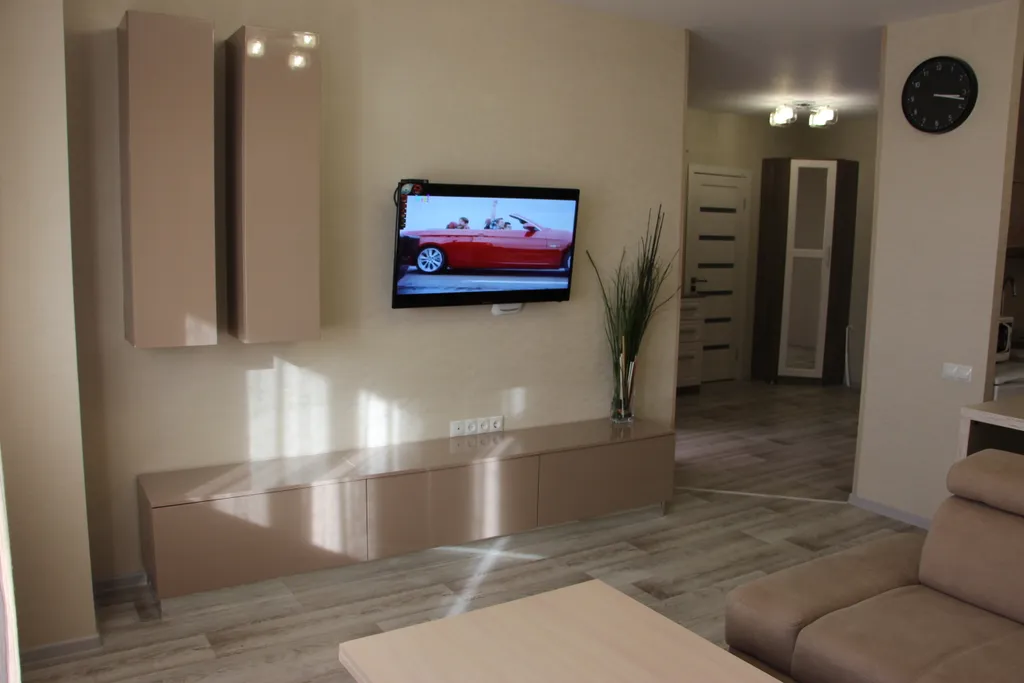 Просторная и комфортабельная евродвушка с балдахином над кроватью