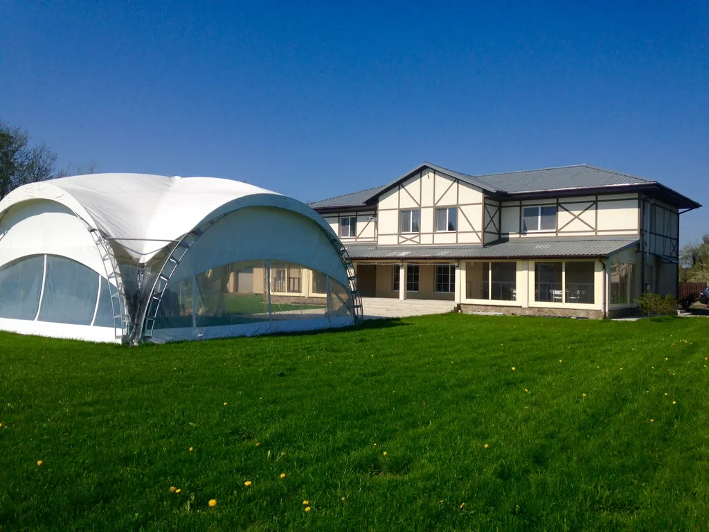 Усадьба Силичи с видом на гору