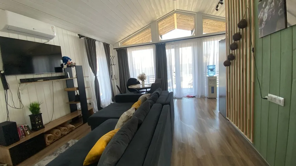 Новый стильный дом с камином