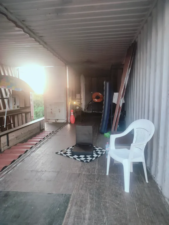 Палатка в морском контейнере