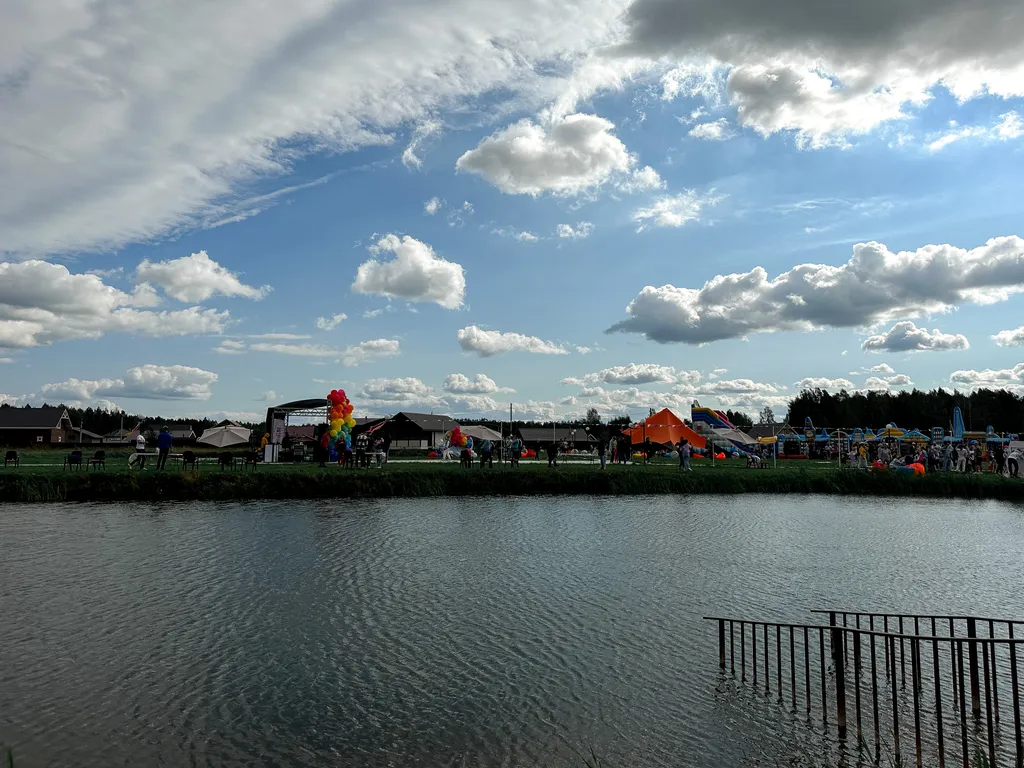 Уютный дом у озера