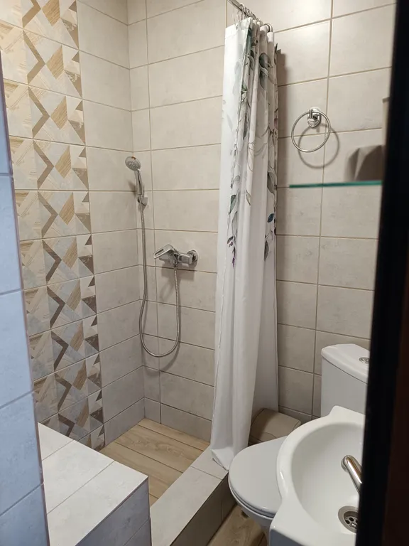 Домик для двоих, утопающий в зелени