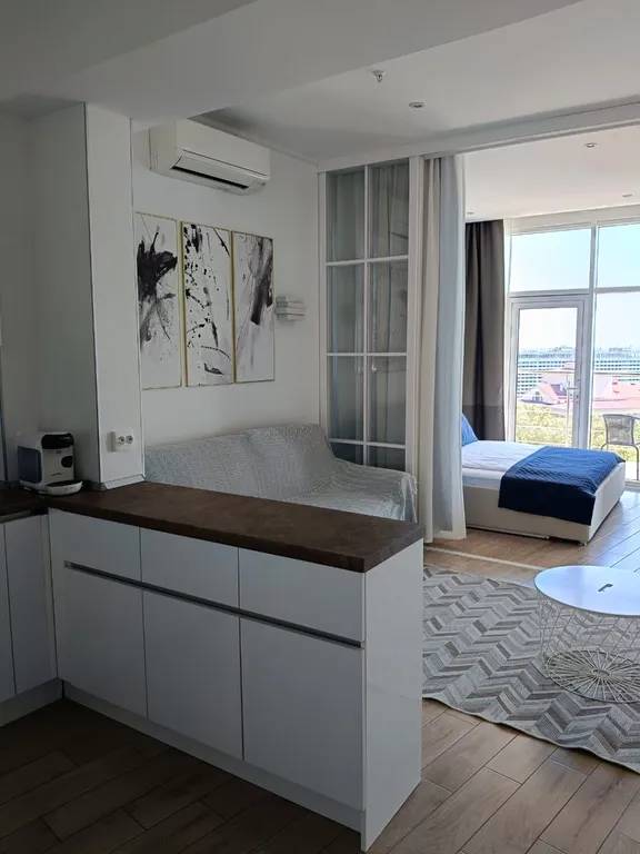 Светлая студия с видом на море