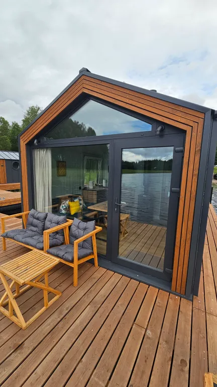 Коттедж, хаусбот на воде