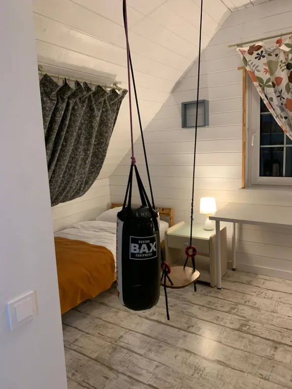 Благоустроенный дом у реки