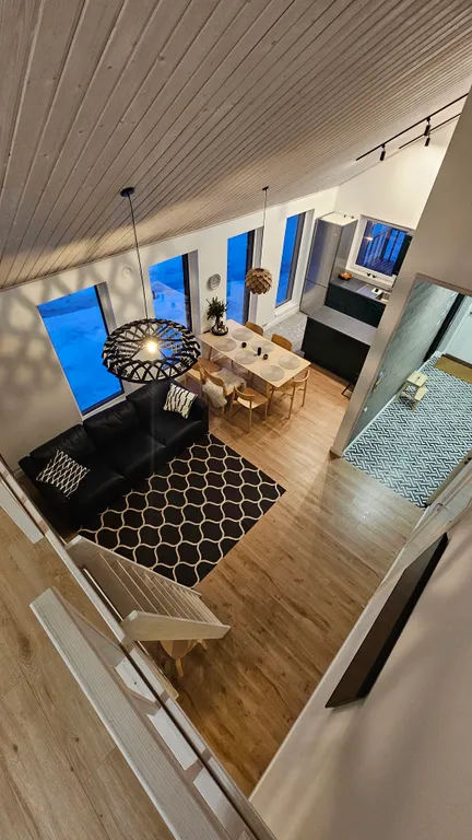 Дом на скале в окружении леса