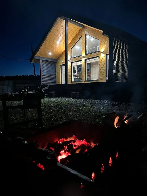 Дом с панорамными окнами и видом на озеро