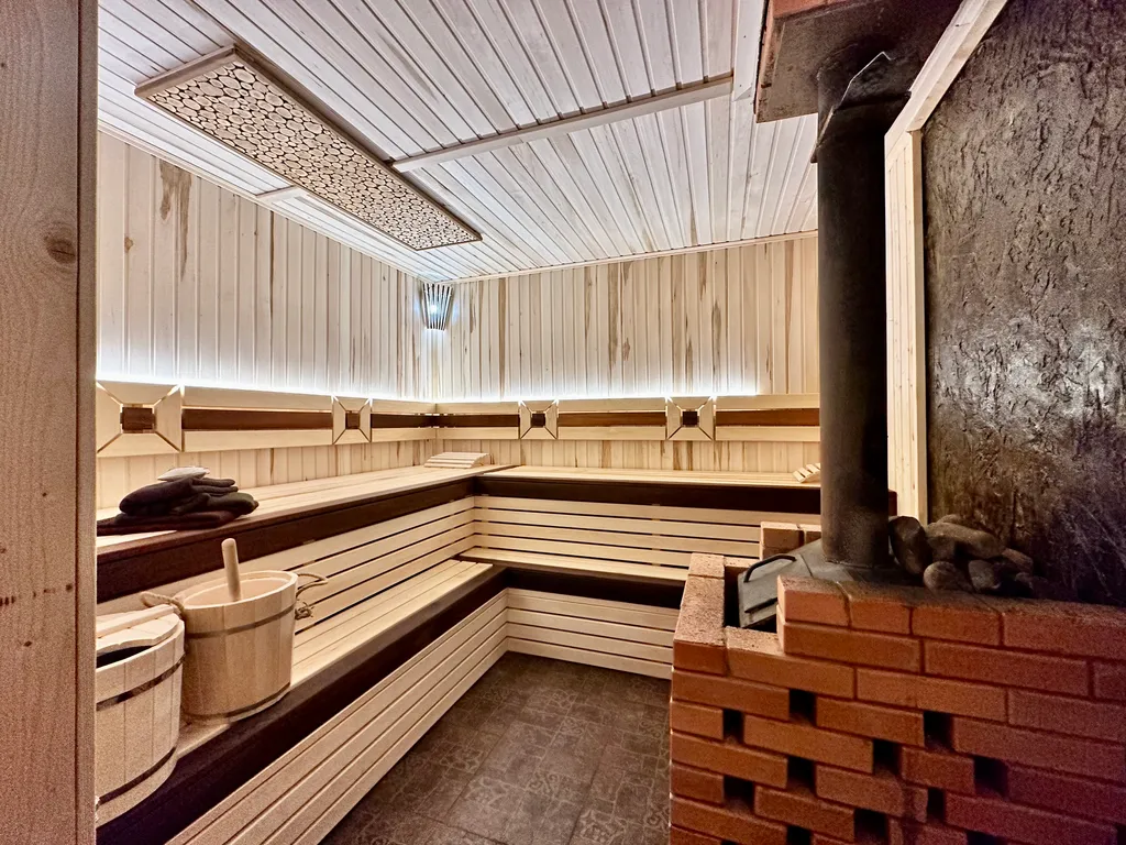 Дом с баней и беседкой на реке