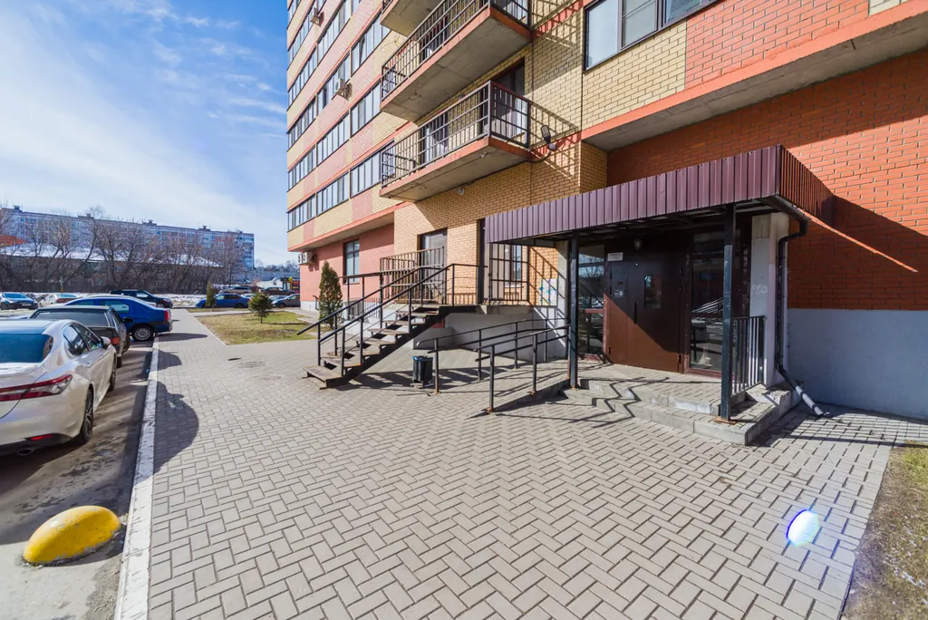 Светлая студия с видом на тихий зелёный двор