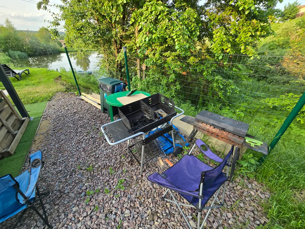 Дом у пруда