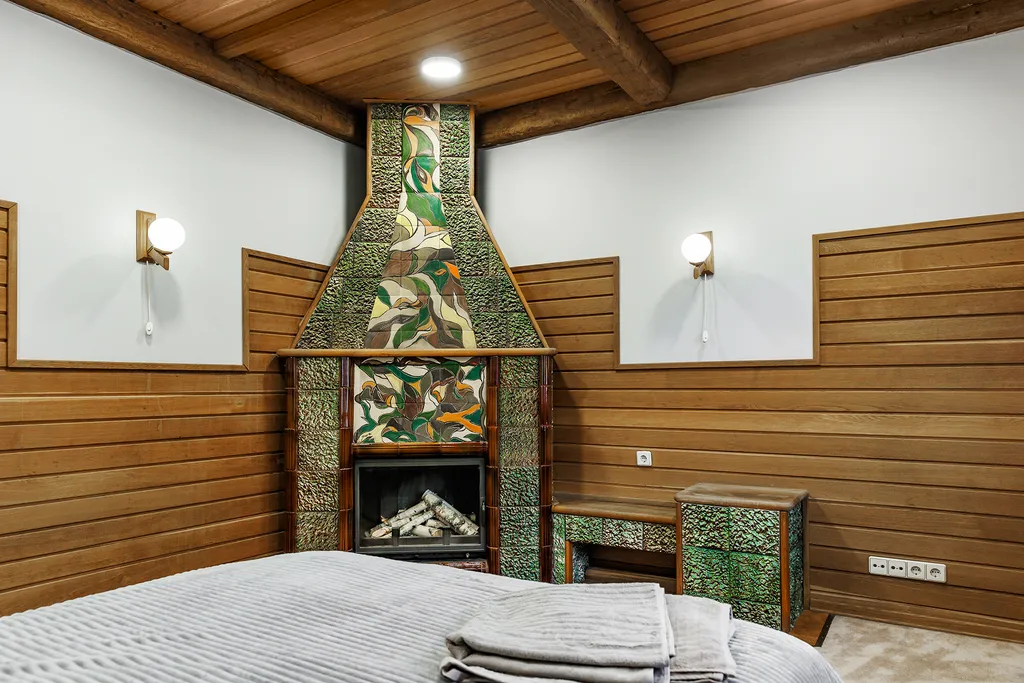 Современный дом с бассейном и сауной для большой компании