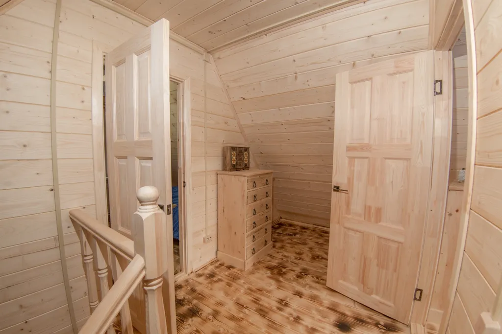 Уютный и тёплый домик на берегу реки