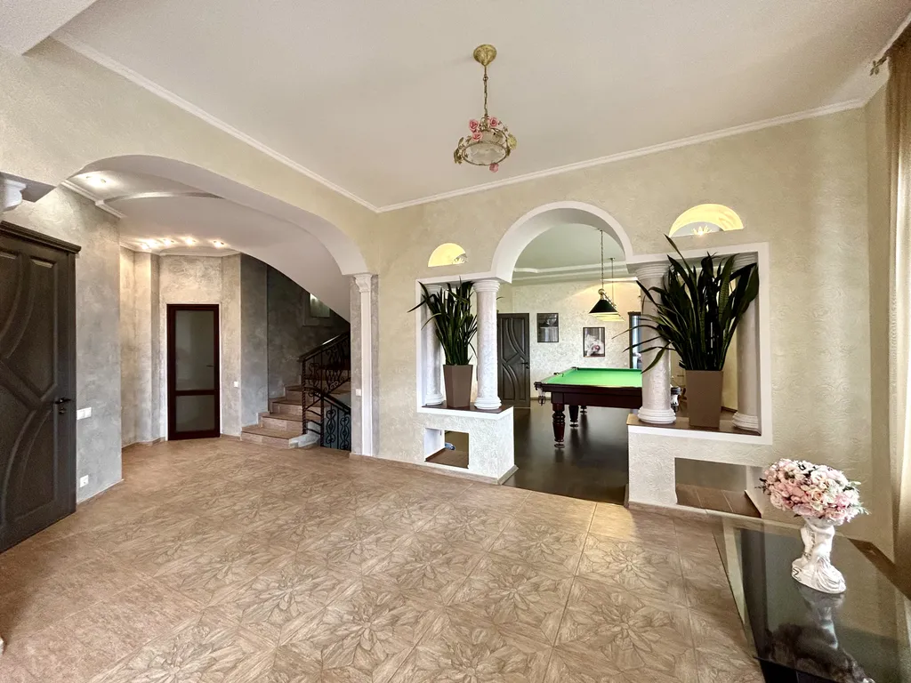 Вилла с бассейном и сауной в центре Ялты