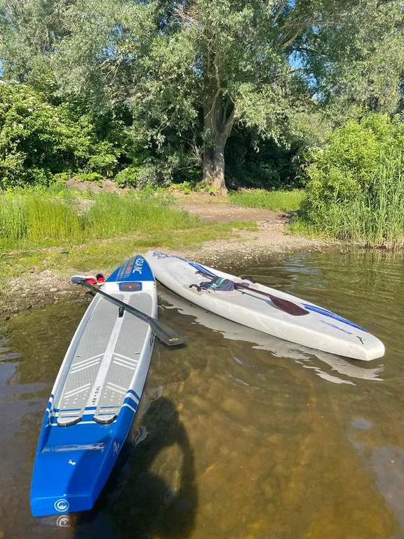 А-фрейм Ель на берегу реки