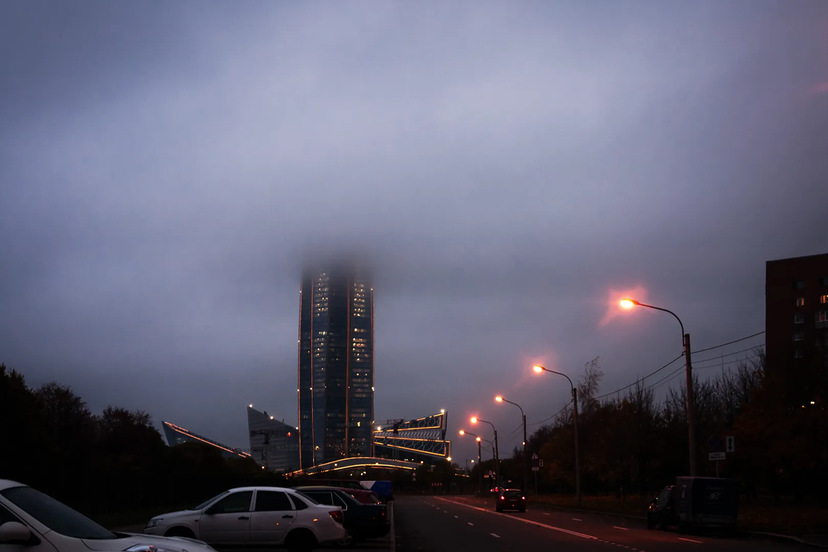 Башня Газпрома ушла в облака и зажгла огни)