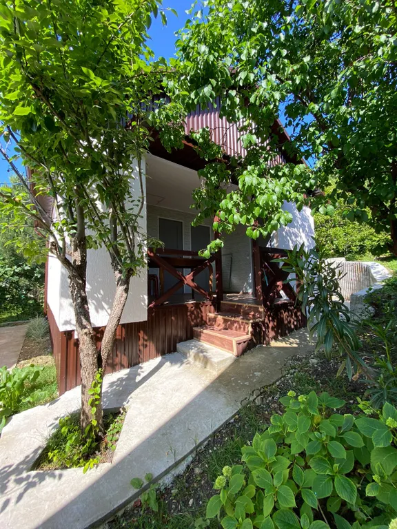 Уютный домик у сада