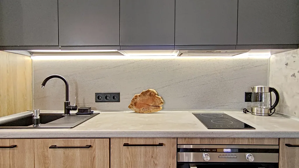 Современный красивый апартамент со спальней. Панорама на горы. Центр.