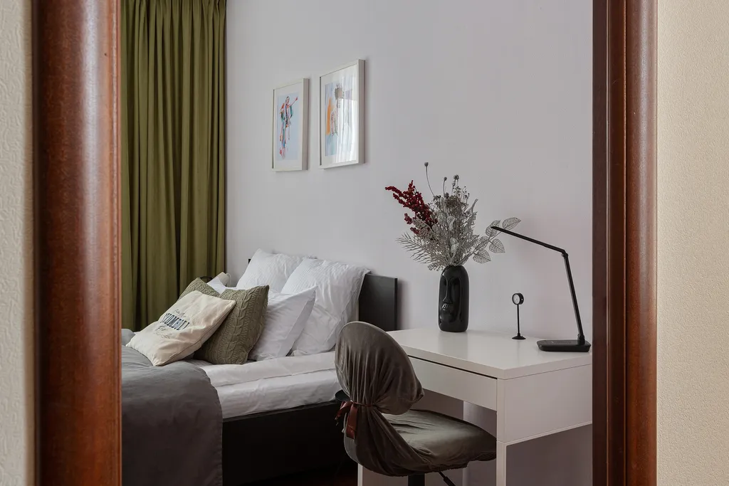 Таун-хаус в современном районе частной застройки