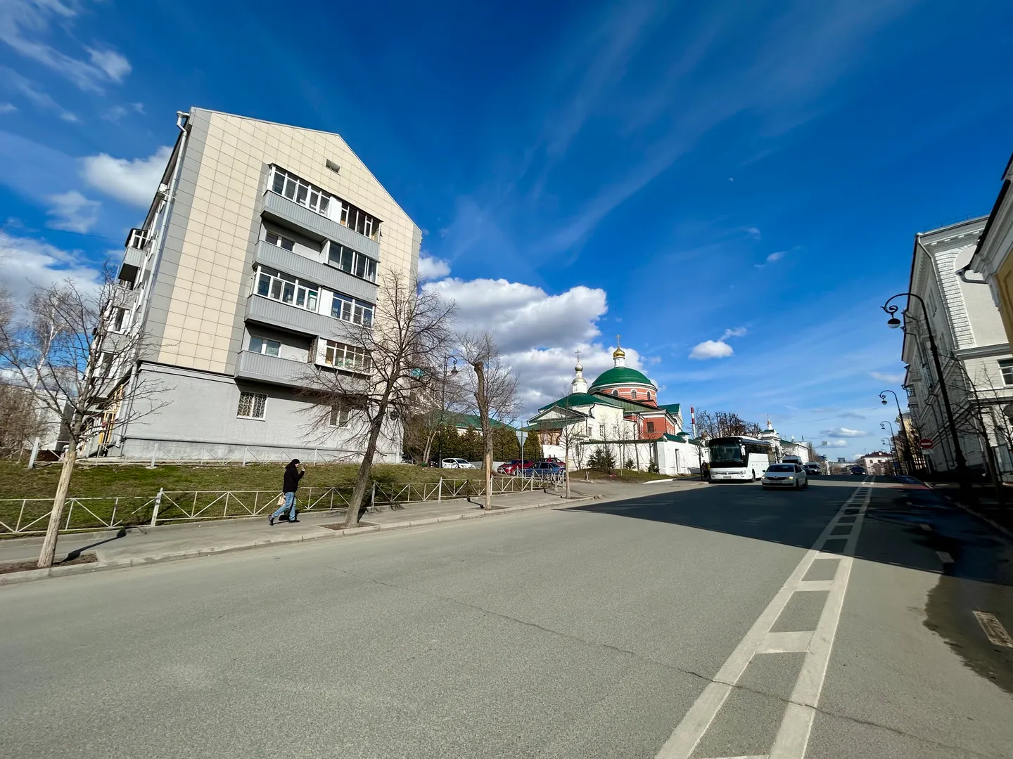 Вид на дом и Храм Казанской иконы Божьей Матери с улицы 