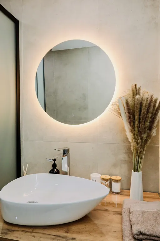 Дизaйнepcкая квартиpа пpемиум-клаccа c бaлкoном