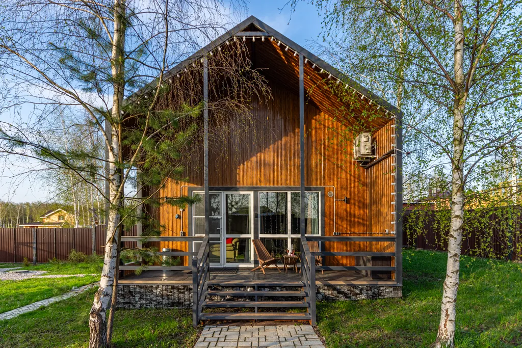 Дом с купелью и сауной, костровой зоной, мангалом и качелями