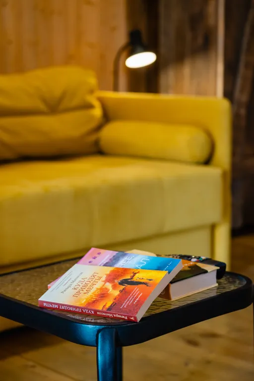 Дом с деревом