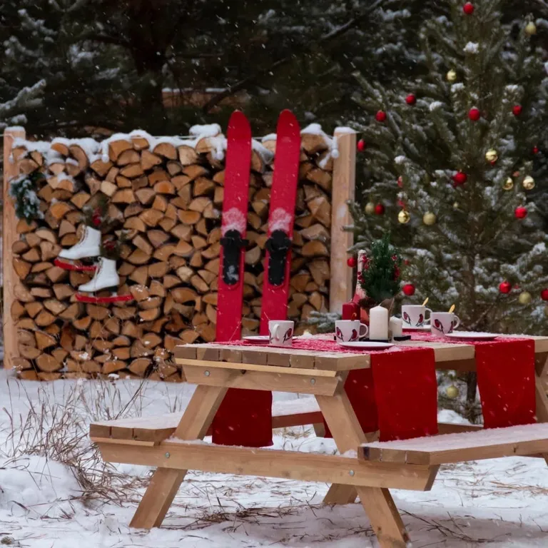 Новогодний трейлер на колесах с фотозонами