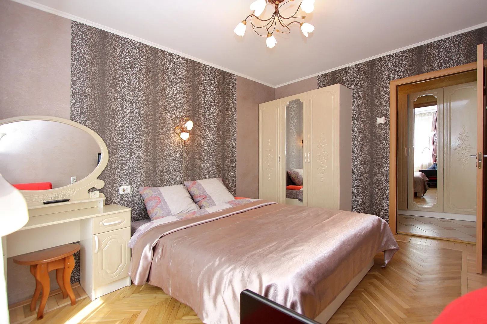 1-ая сп-я: кровать 1,6м. + кресло-кровать, телевизор.
