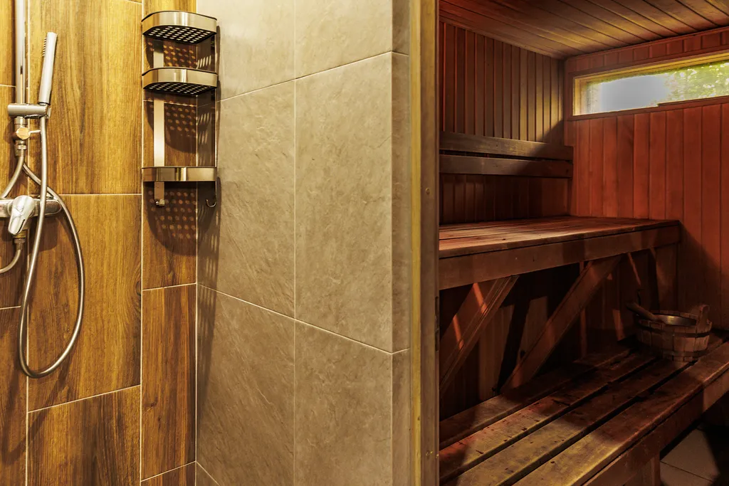 Современный дом с бассейном и сауной для большой компании